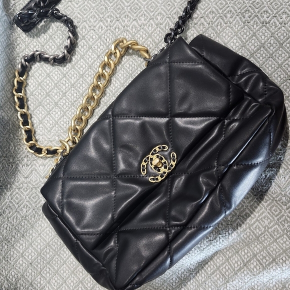 Chanel Black Quilted Crossbody Bag with Gold Chain - Picture 1 of 1